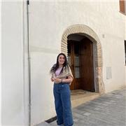 Joven apta para enseñar inglés, sociales, castellano, catalán, etc. Con mucha paciencia, buen humor y energía positiva :)